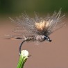 Mouche Parachute CDC marron avec tag orange