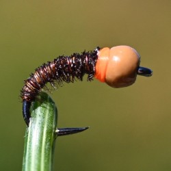Micro Nymphe Pheasant Tail marron avec bille chocolat et tag orange fluo