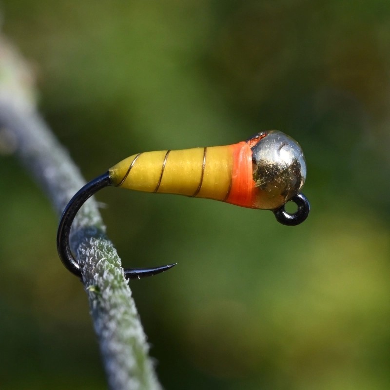 Mini Jig Baby Bamboule jaune avec bille or et tag orange fluo
